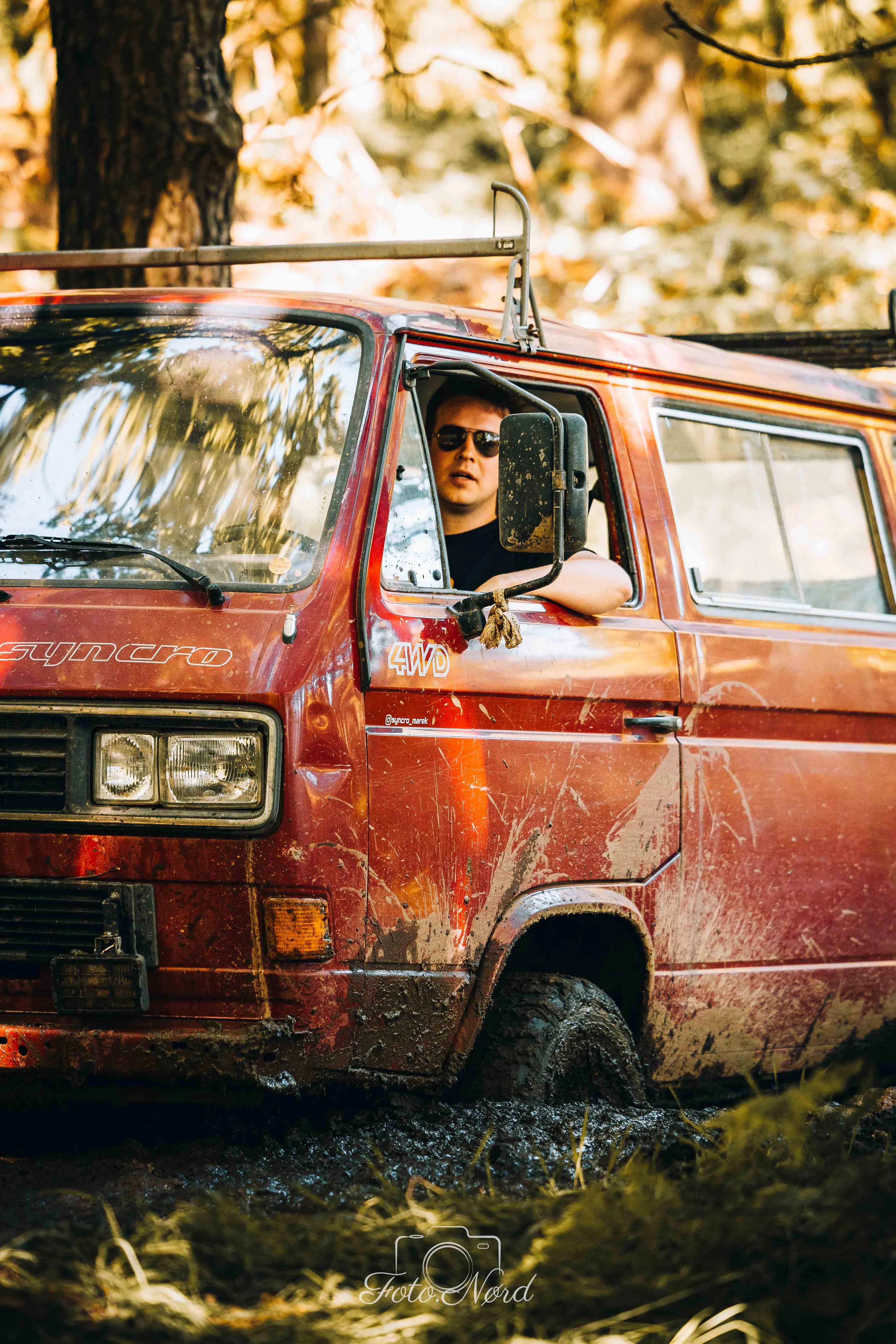 Marek in seinem roten VW T3 Syncro im Gelände